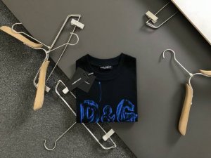 Dir*合身版型M-Xxxl 25春夏顶级数码直喷重磅经典短袖 精致工艺专柜面料 顶级元素融合打造 经典短袖3标齐全 潮男时尚 无论是上身舒适度还是都是无可比拟
