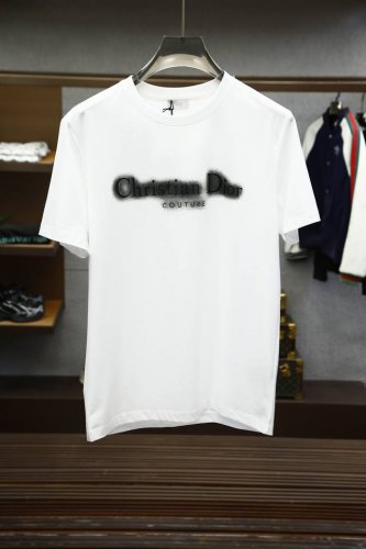 dior迪奥 Di&Or25春夏新品印花标识短袖T恤，正面胸前饰以撞色“Christian Dior Couture”印花重新诠释Dior标签设计。采用定制80