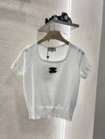 chane*2025新品上架 立体点状针织上衣 定制Yb羊毛针织材质 弹力舒适 透气好穿 方圆领短袖裁剪 凸显品牌格调 面料柔软带有弹力 呈现显瘦视觉效果 通体