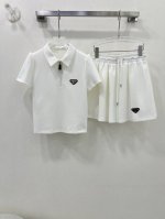 Prad* 25春夏最新系列套装 翻领Polo短袖上衣短裙的组合套装 上衣采用半拉链皮扣设计 人人都能驾驭Ins风潮人 经典三角标 复古时髦运动风 火爆Ins的