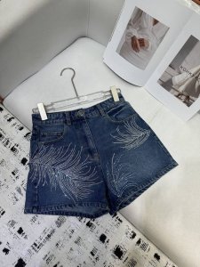 chanel 25新款烫钻牛仔短裤 时髦不易过时 洋气十足 上身修饰身型 高端品质 单色3码 Sml