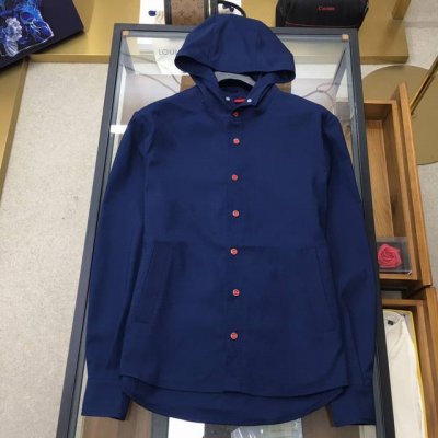 新品衣服 Kiton 2025 顶级品质 专柜官网同步发售！辅料全部原版定制出品，贸易公司真品订单。高级定制进口面料，以天然植物纖維提炼出来，比一般棉织物轻薄