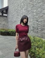G家 25夏季新款 翻盖口袋针织短袖！以胸口带盖口袋为界限划分竖坑条的疏密差异 提升细节质感 形成交织碰撞 配合钩花字母徽标点缀 更能彰显精致气质 凸显穿搭高级