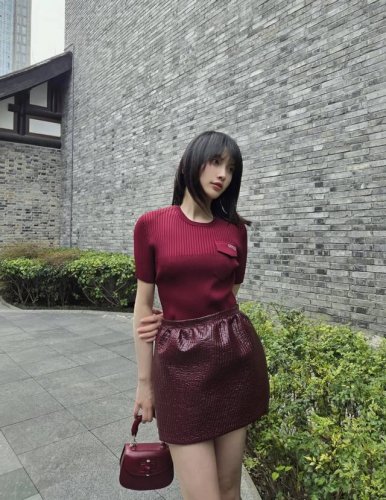 G家 25夏季新款 翻盖口袋针织短袖！以胸口带盖口袋为界限划分竖坑条的疏密差异 提升细节质感 形成交织碰撞 配合钩花字母徽标点缀 更能彰显精致气质 凸显穿搭高级
