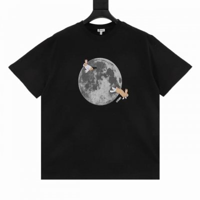 loewe X Suna Fujita 月亮印花短袖 定制深邃绒感活性黑绸 细腻柔软 舒适贴肤 Loewe X Suna Fujita 合作系列作品 标志性 L