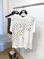 路易威登、2025新品短袖T恤，帅气时尚，顶级数码定位印花图案字母Logo，简约百搭款。面料棉 不仅挺括，保持潮流的廓形，又穿着舒适，纱织更细腻，码数S-Xxl