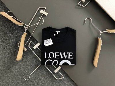 Loewe 罗意威 25Ss夏季新款圆领短袖T恤 270克重磅高端纯棉面料 手感质感都极完美 修身裁剪设计干净利落 时尚又好看 走线做工非常精致 版型效果超赞