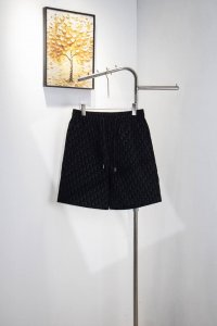 款号 Y164 dior满印植绒字母轻薄短裤 满幅植绒字母风暴 将品牌图腾炼成可穿戴的触觉艺术 当字母成为身体的光蚀刻 你的每个步伐 都在向世界发送加密的时尚电
