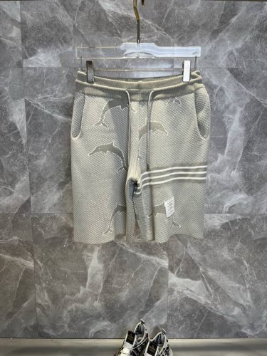 tb汤姆布朗 Thom Browne2025Ss新款针织短裤，定制面料采用威化布织法，提花针织工艺，版型紧致立体，4杠拼接，定制裤绳五金质感强，顺滑，上身舒适透