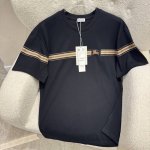 Burberry巴宝莉 2025春夏新款短袖T恤 走秀图案时尚休闲短袖T恤衫 设计Logo设计 极具设计精选客供100%全棉面料 280克纯棉T恤 手感柔软亲肤