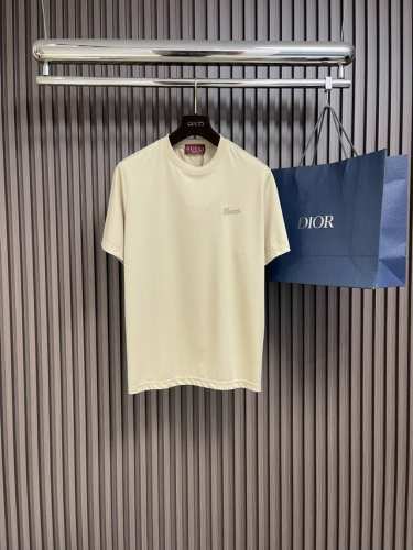 Gucci 奶茶色字母Logo刺绣短袖T恤，邂逅温柔与格调，这款奶茶色短袖以低饱和色调勾勒高级氛围，自带慵懒贵气感。经典Guc*＊标识以精致刺绣呈现，于衣身低调