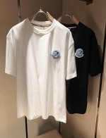 Moncler蒙家 2025春夏最新男女同款贸易订单短袖T恤，全品相！！网红款！采用Logo图案植绒刺绣设计！上身舒适透气，不僵硬，整体有着丰富的立体感，品质出