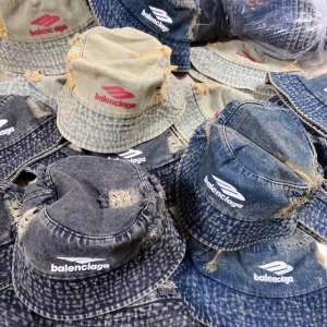 巴黎世家 重工做旧磨破牛仔渔夫 出货