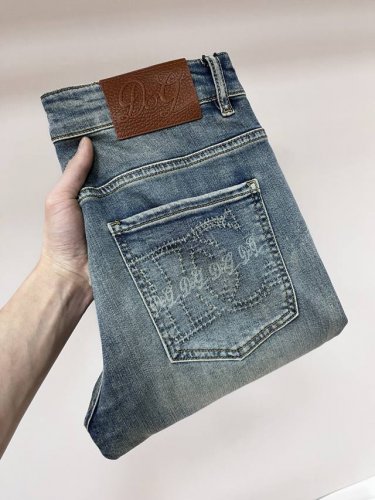 dior 独家专供新款迪奥潮男时尚休闲牛仔裤，高端欧版原单裤子，潮流时尚休闲裤子 透气舒适度高，细节无可挑剔，品牌元素设计理念，体现高品质。呈现休闲裁剪，上身版