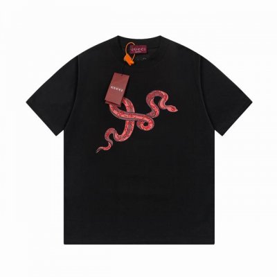 Gucci古驰字母印花绣花烫钻短袖T恤 冰感尼龙纯棉面料 面料手感扎实 采用高工艺印花绣花烫钻 非常有档次 贴身柔软细腻 非常精致 显品味 宽松Os版型裁剪 符