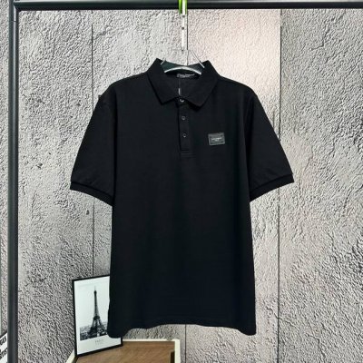 Dg杜嘉 25S春夏新款时尚休闲Poio衫，胸前Logo采用立体刺绣设计，领口门筒位3粒扣，彰显独特设计！极简的风格构造加上定制高支冰丝欧棉打造，有垂悬感、抗皱