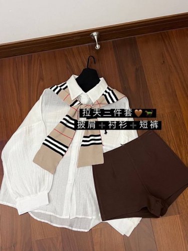 上新 三件套 Rl 拉夫 白衬衫+披肩+短裤三件套 这套老钱风好好看哦 低调老钱 高智感女生的天菜～ 拉夫三件套，自带高级感，经典不过时。 轻松拿捏松弛感 优雅