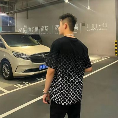 lv路易威登2025春夏新款驴家满印渐变短袖T恤，男女同款 面料采用双纱面料32织重工打造， 日本进口半胶浆进行纯手工平网印花工艺 印花渐变效果的呈现 全身定位