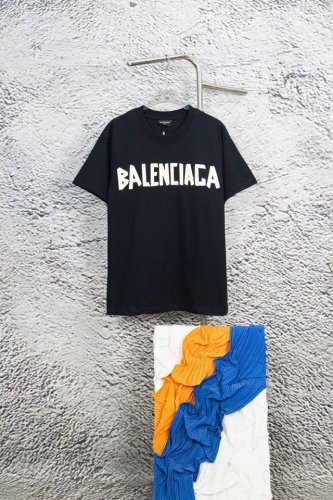 款号：Y113 Balenciaga巴黎世家胶带破洞短袖 质棉质平纹针织圆领 T 恤，料采用 %进口棉！高密度进口270克重面料 高温染色 后定而成！三标齐全