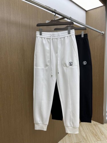 lv 2540 春夏休闲裤子 美学的焕新诠释,演绎浓郁的格调型时尚风范,细节感和设计感强悍.经典品牌标识做为色彩搭配,演绎经典的品牌时尚,为整体造型增光添彩.进