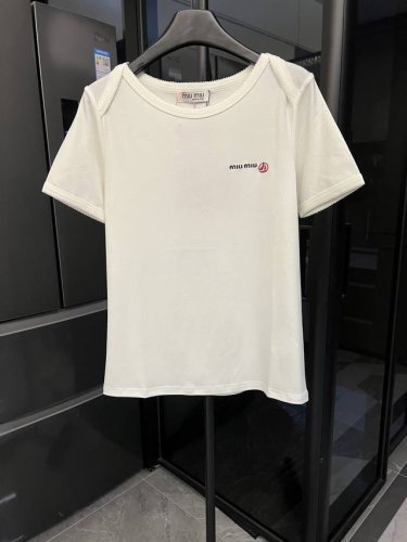 高端复刻 Miumiu 25Ss 胸口刺绣帆船联名款标识短袖T恤 白-女款 满满少女感 赵今麦 刘柏辛 刘浩存一众明星上身款 这一季以 童年衣橱 为原型设计 镂