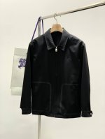 p390，Burberry 巴宝莉，2025春季最新品，专柜同步有售，原单狠货，时尚休闲夹克翻领外套，进口原版面料，上身舒适透气，顶级刺绣工艺字母图案装饰Log
