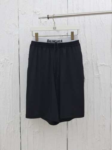 balenciaga* 巴黎25Ss 双腰网眼短裤 采用高密度聚酯纤维混纺网眼布，经过特殊编织工艺，确保透气性与结构稳定性。网孔大小经过精密计算，平衡了透风性和