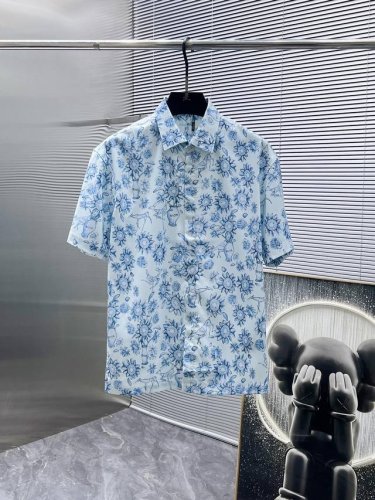 迪奥 Dior 2025Ss新款男士短袖袖 衬衫 衬衣 高端版本 专柜定制面料 透气舒适度高 细节无可挑剔 品牌元素设计理念 体现高品质 手感细腻柔软 呈现休闲