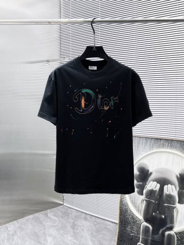 迪奥 Dior 2025Ss新款 半袖 体恤 短袖 圆领T恤，高端版本！专柜定制面料 透气舒适度高，细节无可挑剔，品牌元素设计理念，体现高品质。手感细腻柔软！呈