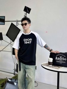 迪奥 插肩新款字母印花双层重工短袖T桖 字母图案不管是T桖还是卫衣都是每年的爆款单品 前幅大面积印花采用大康丽数码印花机直喷 成本极高 经过多次的调试打版图案色