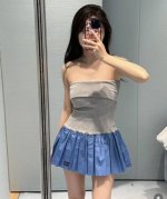 miumi*2025新品针织抹胸百褶裙 原版开发 高版出品 细腻肌理 柔软舒适 平口抹胸裙裁剪 上半部分螺纹包边增添精致调性 下摆百褶半裙拼接 修身版型穿出时髦