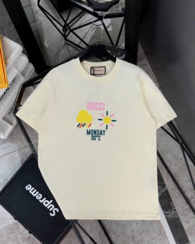 120包邮 古驰/Gucci新款卡通图案天气刺绣圆领短袖 款号：870 原版面料官方同款短袖T恤 定制280 克同缸染面料手感非常舒服 春夏最新砖柜同步时尚又个