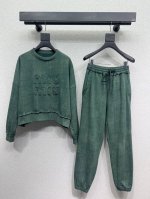 P470Miu家卫衣套装 上身成衣质感十足 优雅气质设计 日常Ol都Ok 经典时髦一款永不过时的套装 高品质 两色 尺码Sml