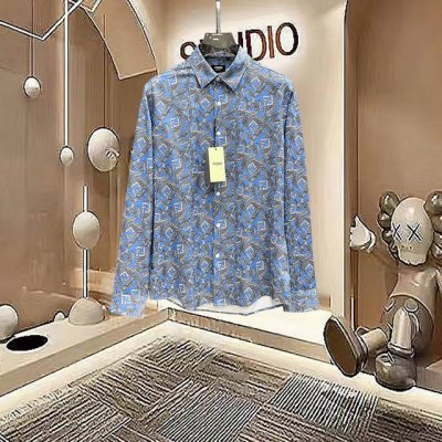 春夏爆款， 芬迪 高端品质. 2025专柜最新爆款衬衫出货 巴黎专柜同步发售！精选意大利进口定制精棉衬衣面料搭配最新款，胸前的精致品牌刺绣设计和背后的品牌英文时