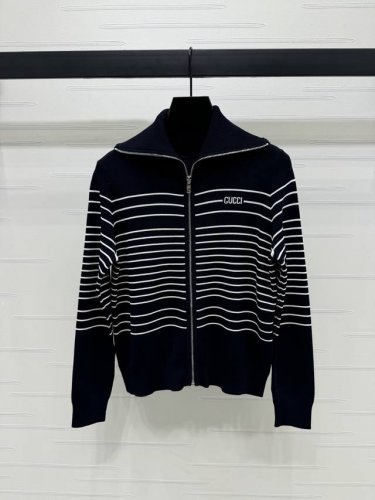 上新原单高端品质Gucc* 2025春夏新款系列！针织拉链开衫！定制羊毛针织材质 舒适软糯 拉链开襟外套 随意调节 成衣以白蓝撞色条纹作为亮点 与胸前字母标识呼