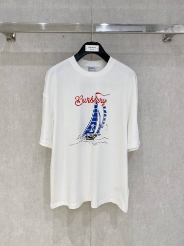 burberry极简王炸T恤 最新系列图案Logo短袖T恤 必须人手一件的节奏 进口顶极精梳棉面料 极为亲肤舒适 摸上去非常的细腻 质感很好 完美体现立体感 符