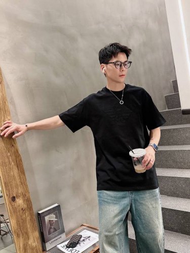 阿玛尼夏季新品 全新工艺 高定面料 玉蚕丝般的丝滑 时尚经典圆领短袖时尚单品设计 更加时尚舒适 高标准定制 上身非常有型 客供辅料 客供进口高档面料质感非常细腻