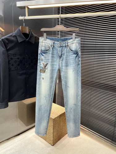louis Vuitton 路易威登 2025春夏季新款牛仔裤 进口意大利高定牛仔面料 时尚休闲 常规版型 微弹力面料 面料舒适柔软，突破常规牛仔的面料手感，不