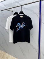 Gucci 古驰 2025Fw春夏新品圆领打底外穿T恤，立体感Logo常规半袖纯棉打底T恤，棉，手感面糯有骨感，柔而有韧性。工艺处理，韧性和抗皱性能得到大幅度提
