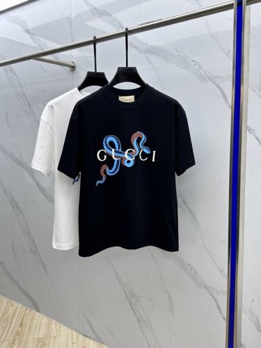 Gucci 古驰 2025Fw春夏新品圆领打底外穿T恤，立体感Logo常规半袖纯棉打底T恤，棉，手感面糯有骨感，柔而有韧性。工艺处理，韧性和抗皱性能得到大幅度提