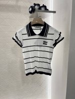 miumi*2025新品上架 花边条纹针织短袖 定制Yb亚麻棉纱线织造 柔软亲肤 质感细腻 翻领针织短袖版型 大身条纹交叉 袖口利用双重木耳花边纹理短袖 配合领