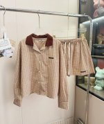 品名：Mium*U学院风格纹翻领长袖衬衫半裙套装 尺码：S.M.L 颜色：棕色格纹 学院风格纹翻领长袖衬衫，新款高腰半裙套装。Miu刺绣Logo格纹衬衣松紧腰半