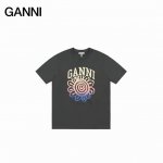 ganni25Ss 笑脸太阳花涂鸦短袖 如果你还不认识来自哥本哈根的Ganni 那真的要告诉你 这个牌子穿过的明星实在是太多了 韩潮顶流加持和她独具特色的笑脸