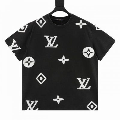 louis Vuitton 路易威登 水洗满印圆领短袖T恤 标志性的品牌标识元素,以绚丽黑白渲染点缀夏季的青春穿着.又一款大刷存在感的精品T,再次重回大家视野.