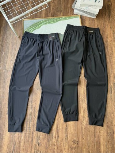 露露男士夏季格子速干束脚裤，是时尚与功能的完美结合。它采用格纹面料，由锦纶和氨纶混纺而成，不仅轻薄透气，而且拥有四面高弹力，能让你在运动或日常活动中不受束缚。
