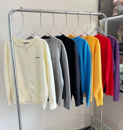 价格p： 品名：Mium*U 经典小徽标薄款针织开衫 尺码：M.L 颜色：白色 灰色 黑色 宝蓝色 黄色 红色 紫色 Miu这件奶呼呼的松弛感我爱了，开春的第一