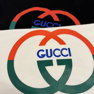 gucci古驰经典红绿双G拼色字母Logo印花情侣短袖 网红爆款 走秀款 穿上就是舒适自在 减龄又显瘦的存在，慵懒而随性，结合干净简单的色系就特别耐看，适合日常