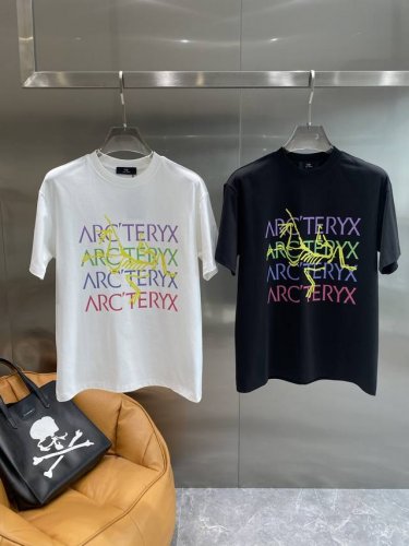 鸟家 始祖鸟黑T超炫基础又百搭 而这件上面彩色的 Arc'teryx 字样 色彩绚丽 还有中间亮眼的黄色图案 个性又独特 潮流感直接拉满 面料舒适亲肤 透气性良