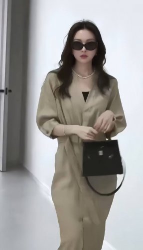 无敌爆款 松弛感简约时尚V领高级感连衣裙 露出性感的锁骨和肩部线条，更显迷人上身之后真的是又舒服又显白，微落肩设计拉长手臂线条，修饰手臂拜拜肉，高腰版型拉长身形