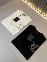 Louisvuitt*路易*登 2025春夏全新系列单品上线，非常时髦前卫的一款男女同款短袖T恤，标识Logo图案印花修饰！区别于以往的不同，宣示品牌传承多年的